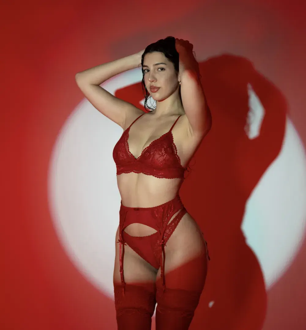 Alya Ferrari em lingerie vermelha, modelo OnlyFans portuguesa.