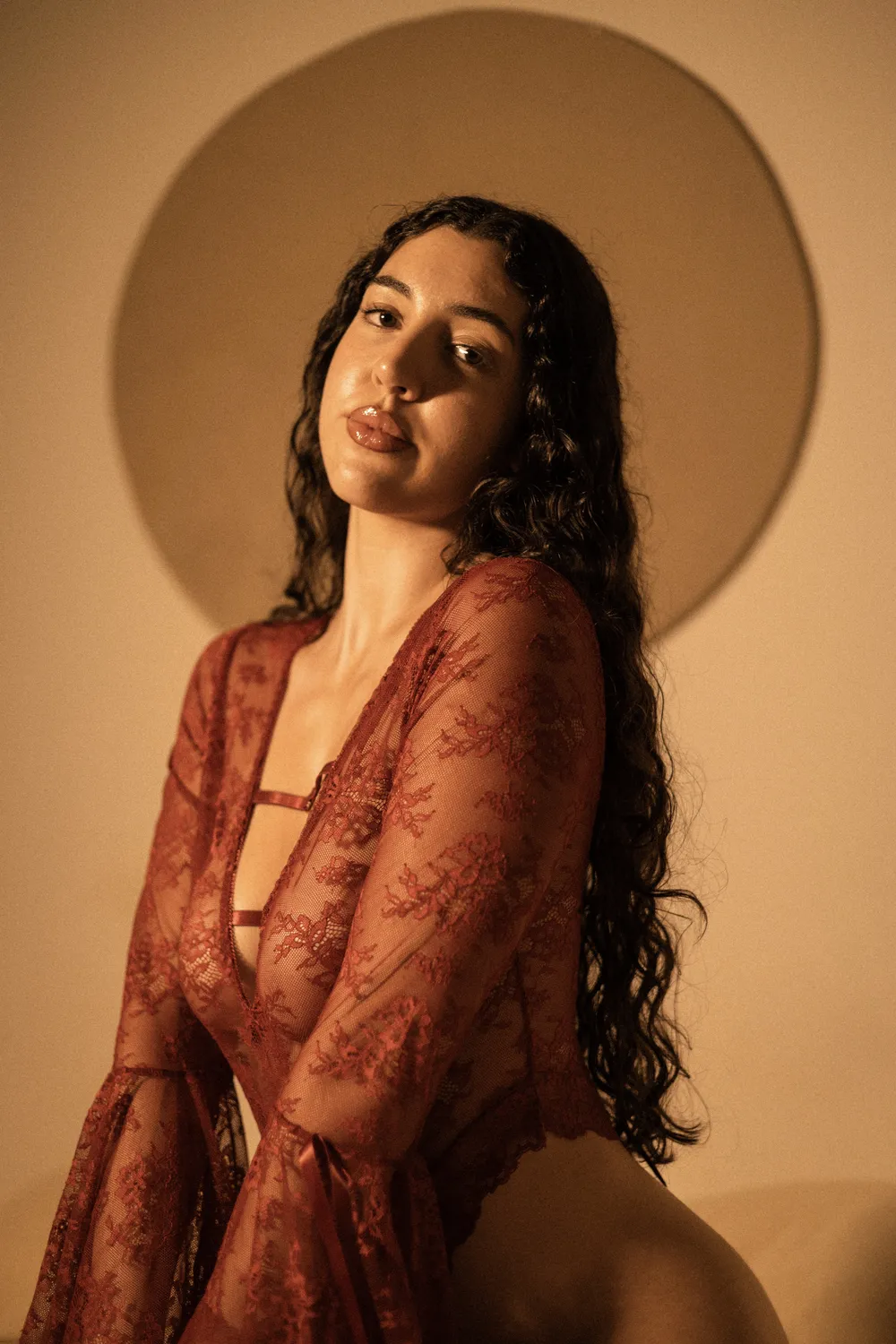 Alya Ferrari em pose sensual, modelo OnlyFans portuguesa.