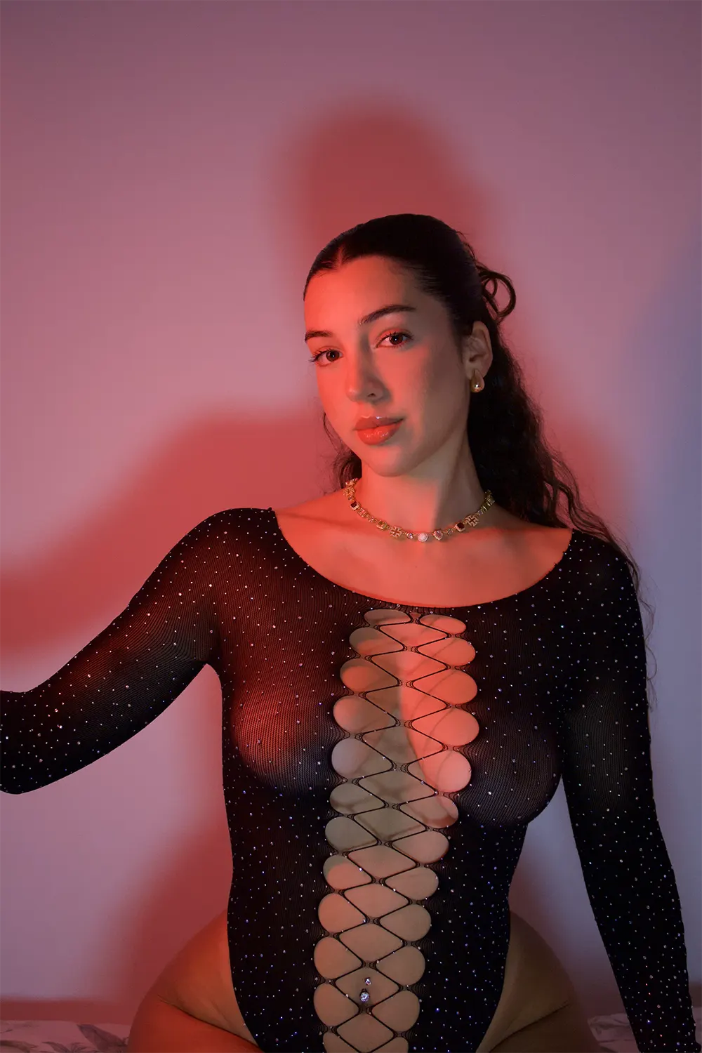 Alya Ferrari com decote grande, modelo OnlyFans portuguesa.