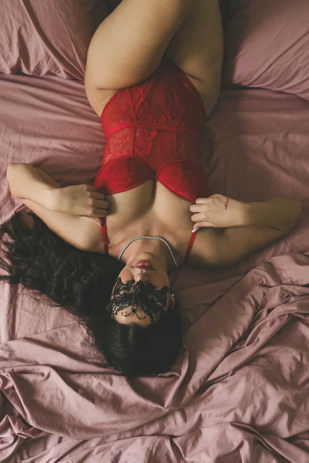 Alya Ferrari em lingerie e com máscar, modelo OnlyFans portuguesa.