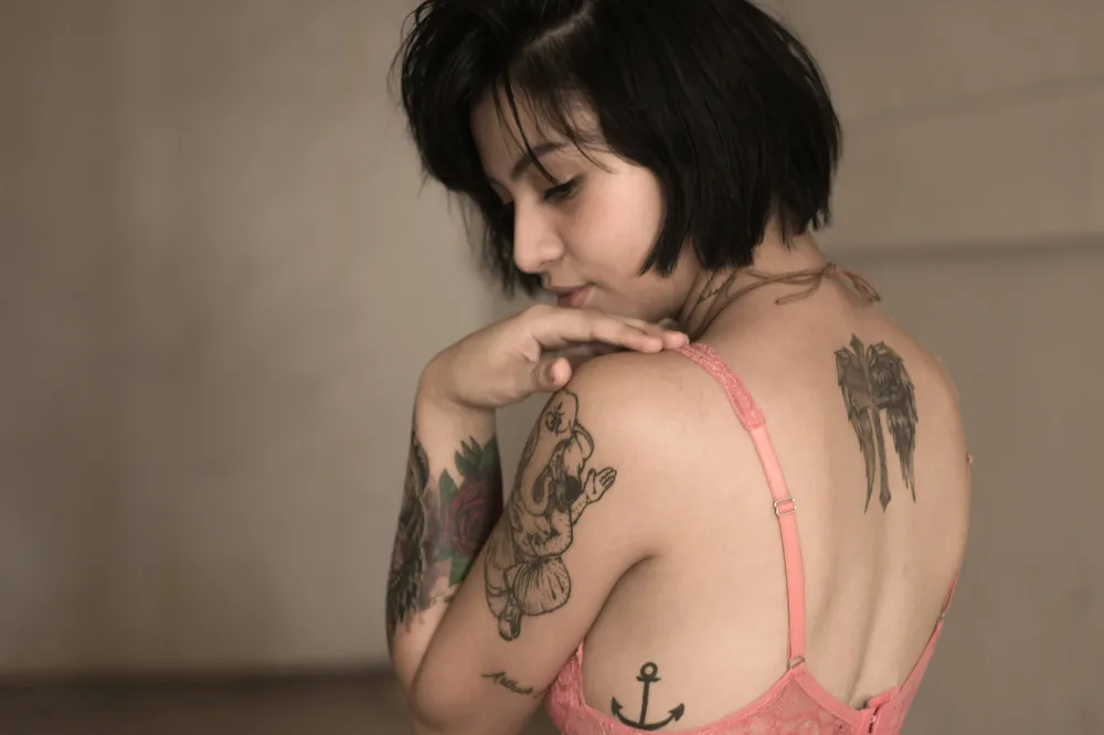 Modelo de lingerie tatuada