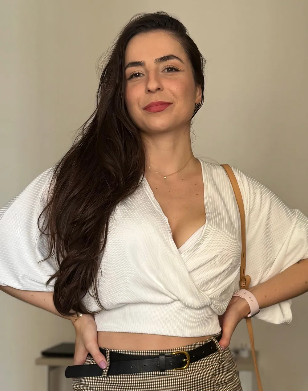Modelo OnlyFans Brasielira Madu Fragas a sorrir vestida com blusa decotada.