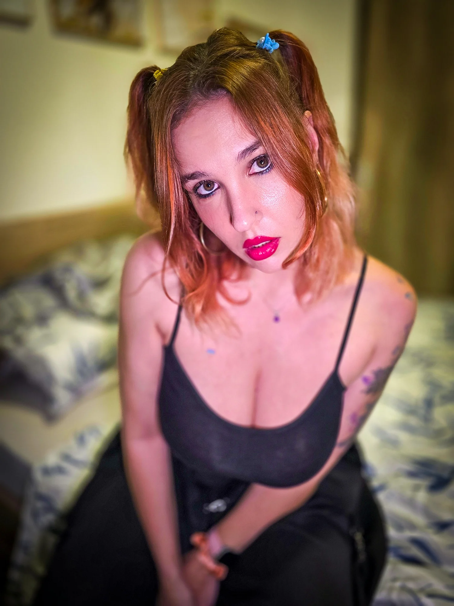 Modelo onlyfans portuguesa. Sarothica decotada e provocante.